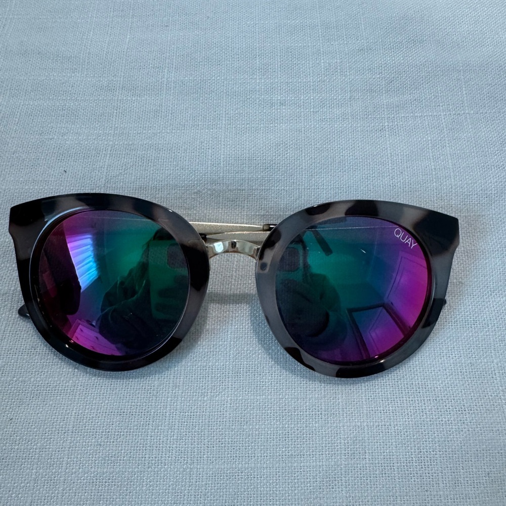 Never worn Quay sunglasses!